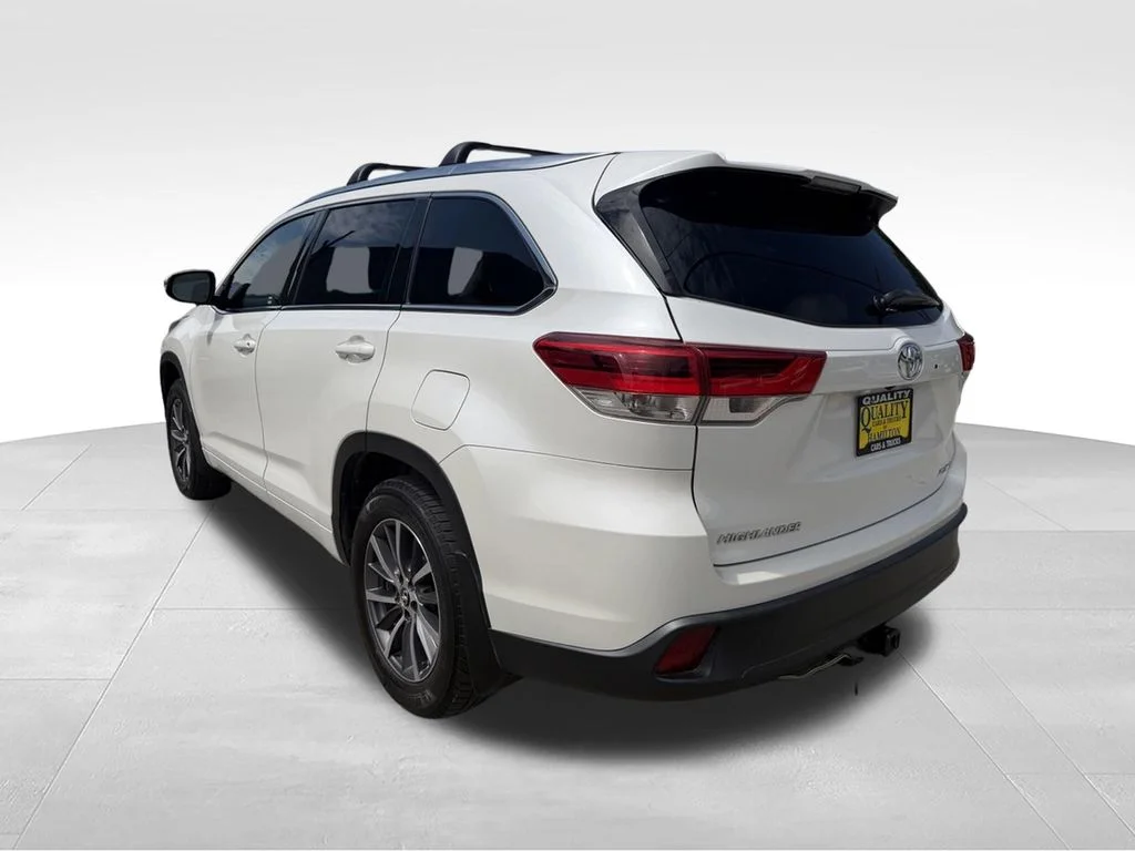 Used 2018 White Toyota XLE image 3