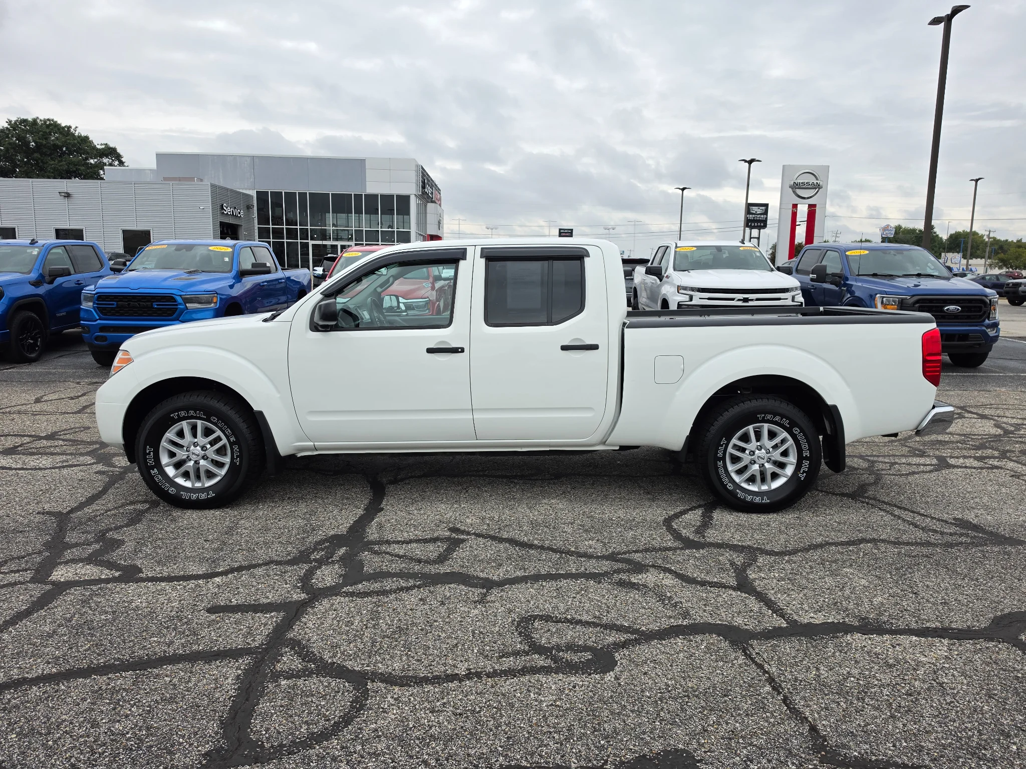 Used 2017 Glacier White Nissan SV V6 image 9