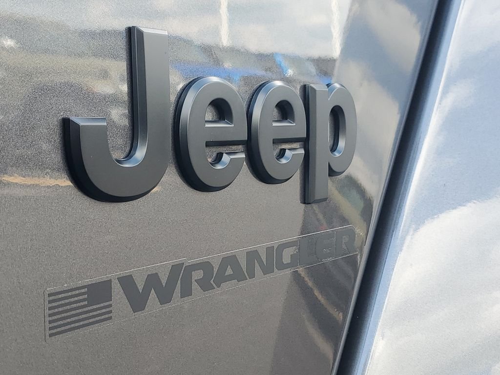 New 2026 Granite Crystal Metallic Clear-Coat Exterior Paint Jeep Sahara image 6