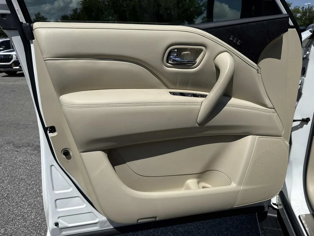 Used 2022 White INFINITI LUXE image 24