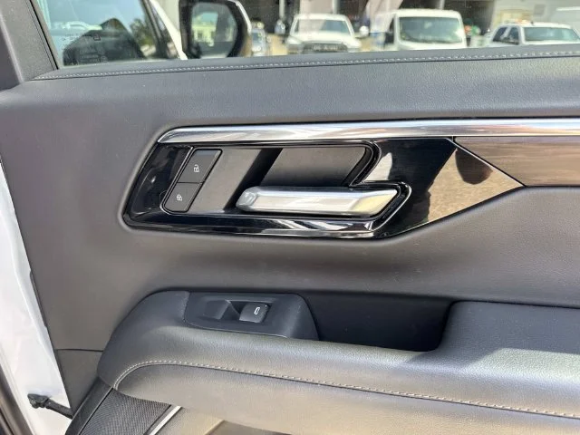 Used 2025 White Chevrolet LT image 35