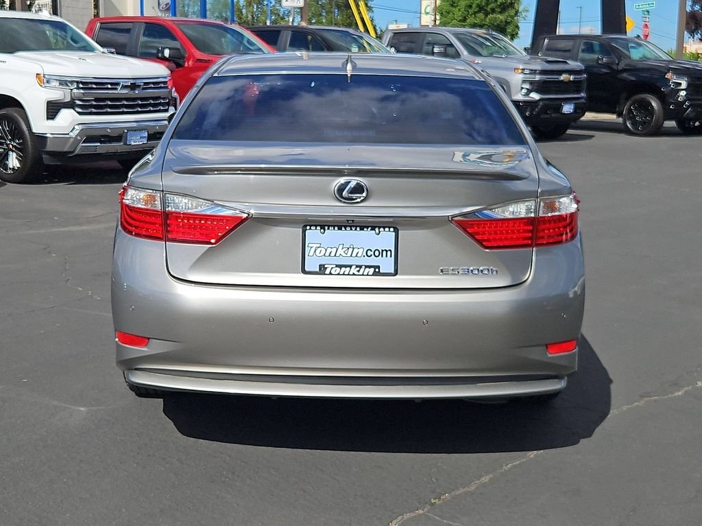 Used 2015 Silver Lexus 300h image 4