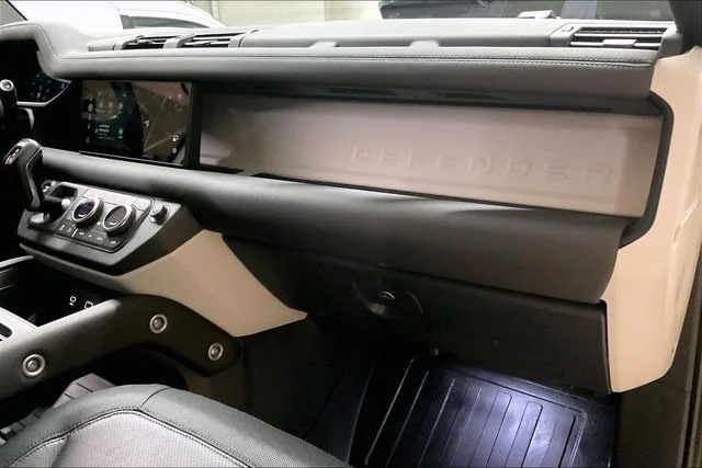 Used 2024 White Land Rover X-Dynamic SE image 28