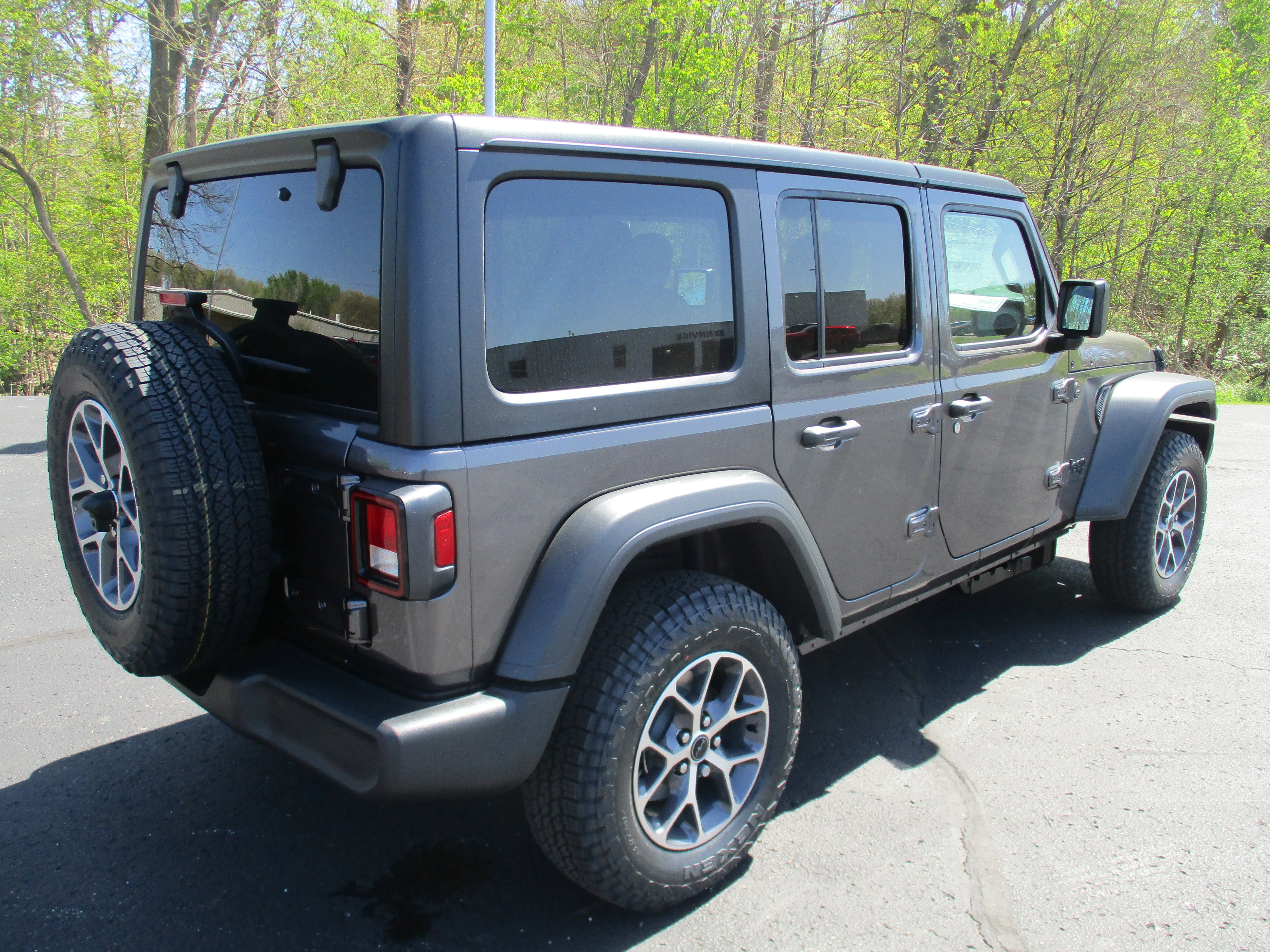 New 2026 Granite Crystal Metallic Clear-Coat Exterior Paint Jeep Sport S image 27