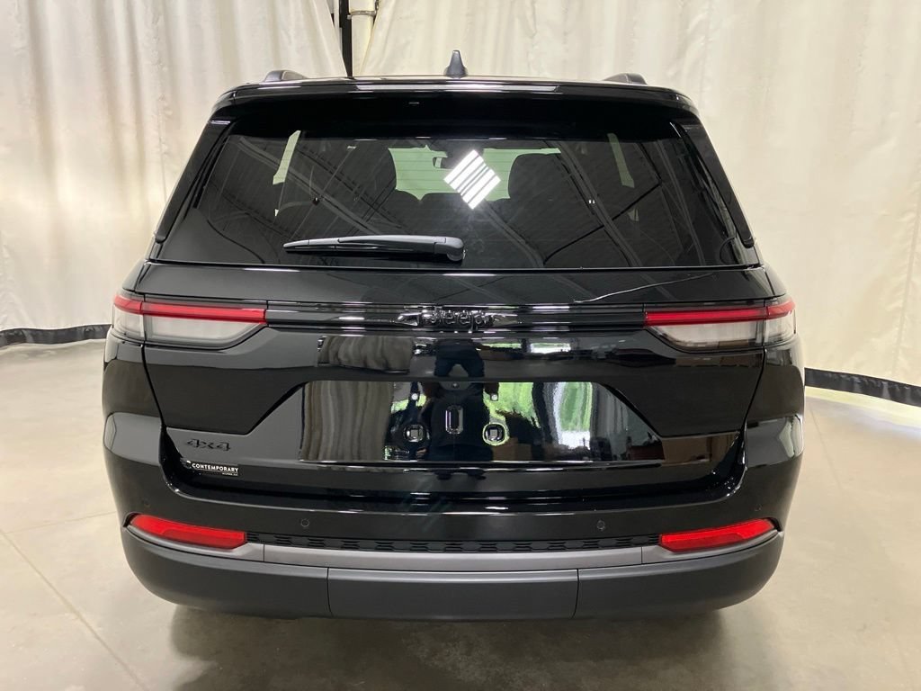 New 2026 Diamond Black Crystal Pearl-Coat Exterior Paint Jeep Laredo Altitude image 26
