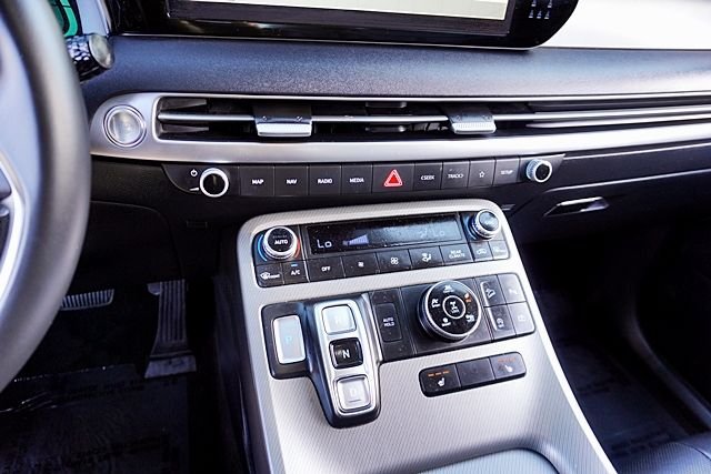 Used 2025 Silver Hyundai SEL image 28