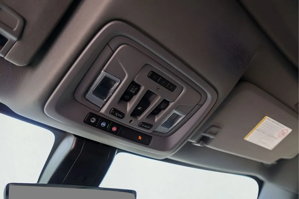 Used 2022 White GMC Denali image 25