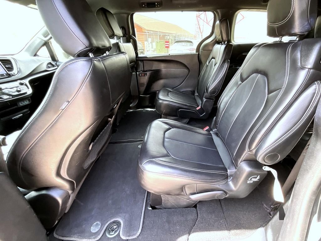 Used 2025 White Chrysler Select image 19