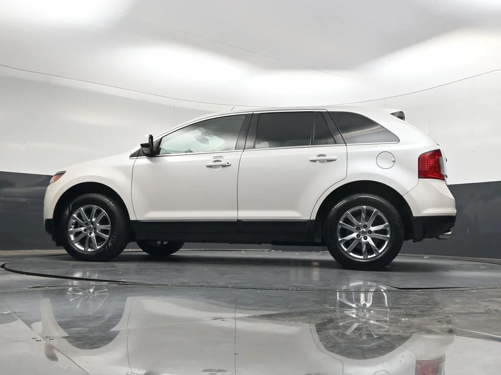 Used 2011 White Platinum Clearcoat Metallic Ford Limited image 41