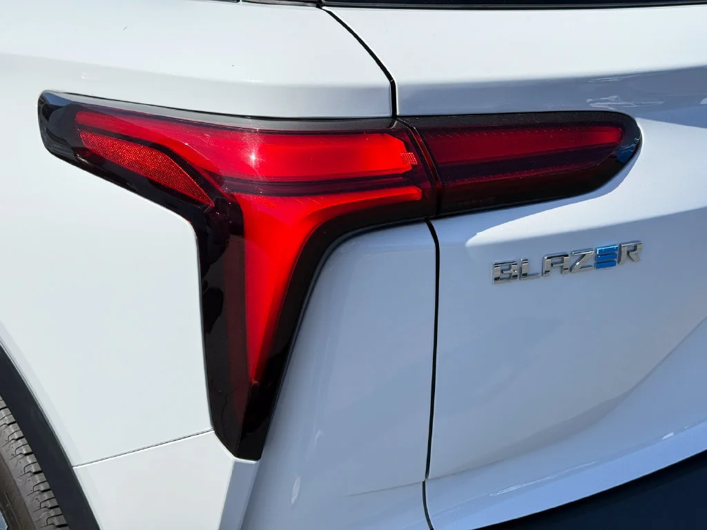 Used 2024 Summit White Chevrolet LT image 26