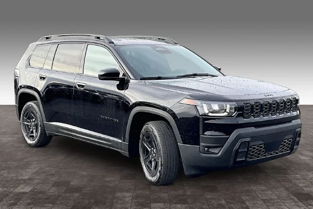 New 2026 Diamond Black Crystal Pearl-Coat Exterior Paint Jeep Limited image 2
