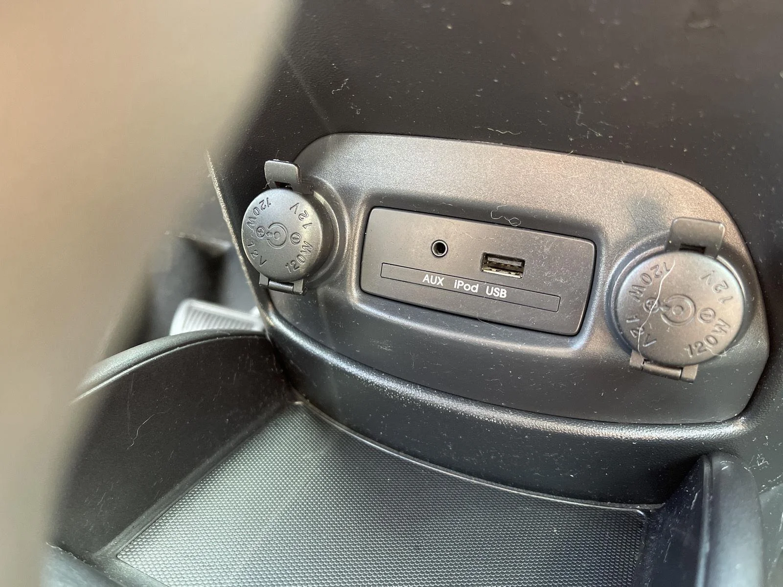 Used 2010 Clear White Kia + image 22