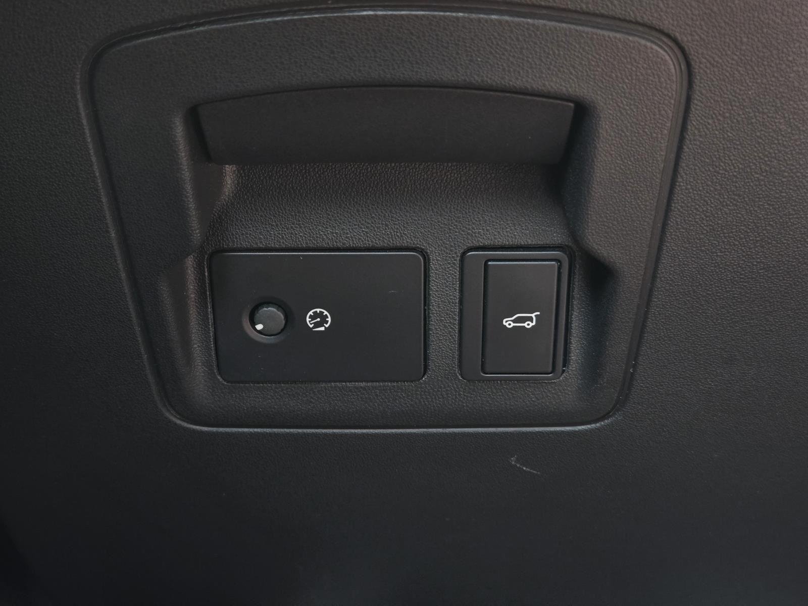 Used 2025 Santorini Black Metallic Land Rover Dynamic SE image 21