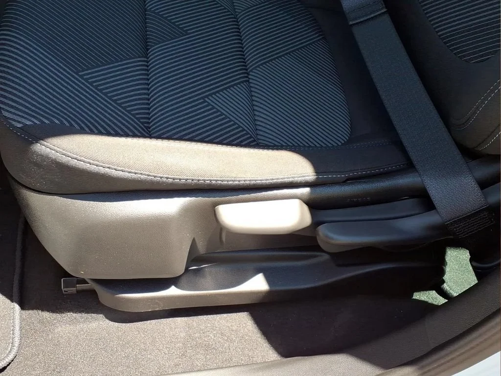 New 2027 Summit White Chevrolet LT image 18