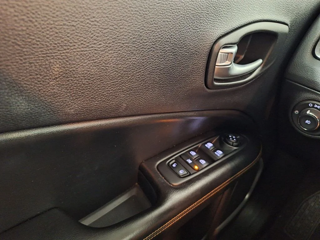 Used 2021 Diamond Black Crystal Pearlcoat Jeep Limited image 15