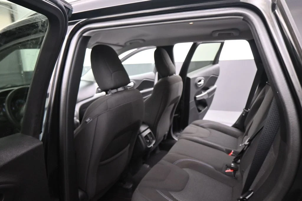 Used 2019 Black Jeep Latitude image 40