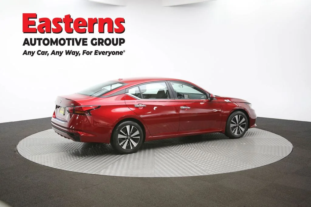 Used 2022 Red Nissan 2.5 SV image 39