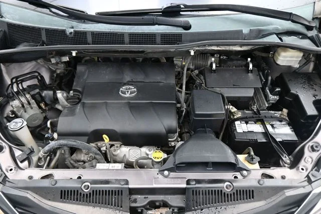 Used 2013 Gray Toyota LE image 28