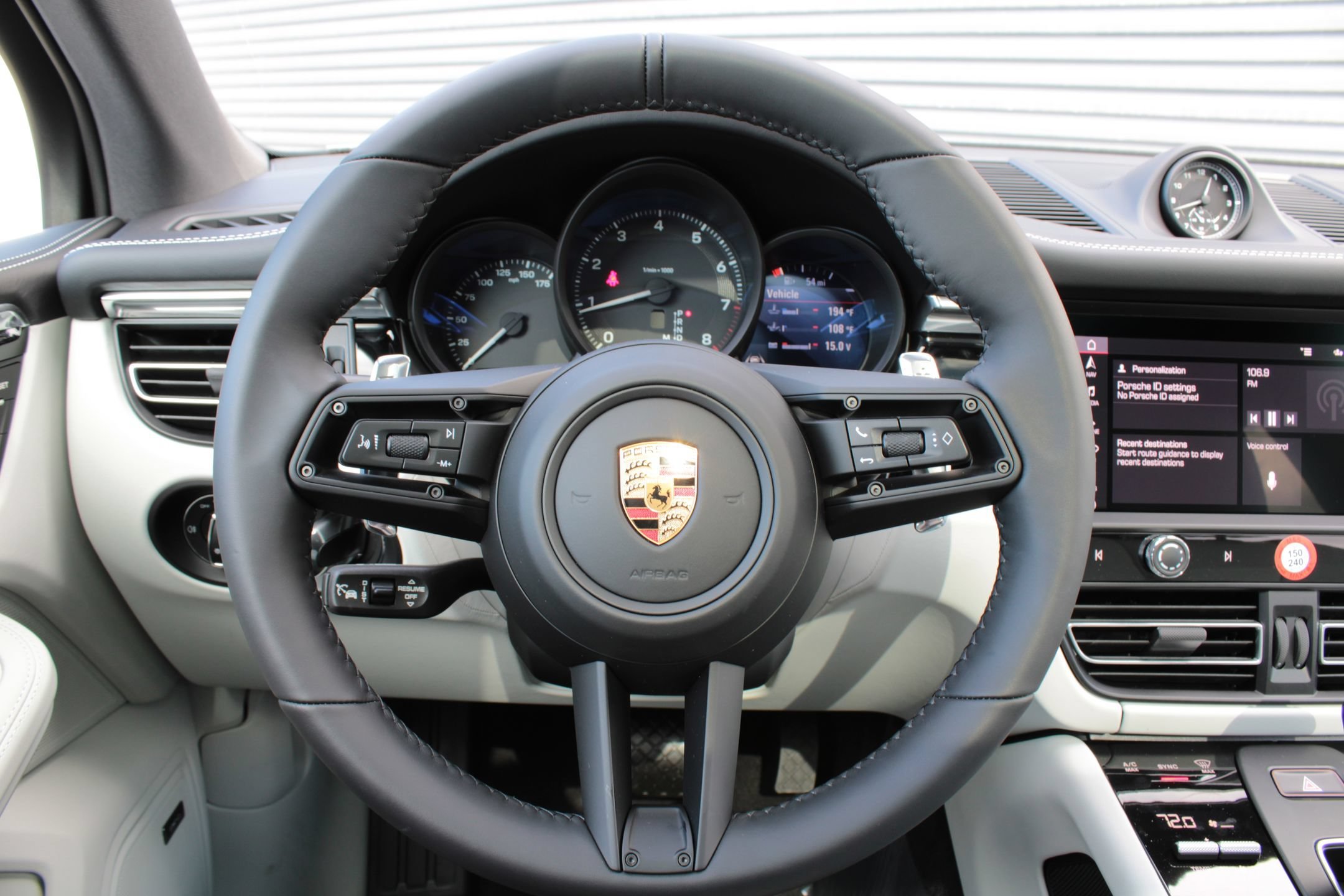 2026 Porsche Macan T - Photo 15