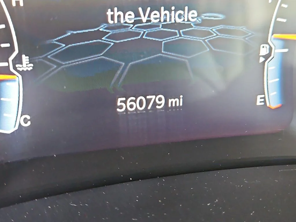 Used 2024 White Jeep Latitude image 28