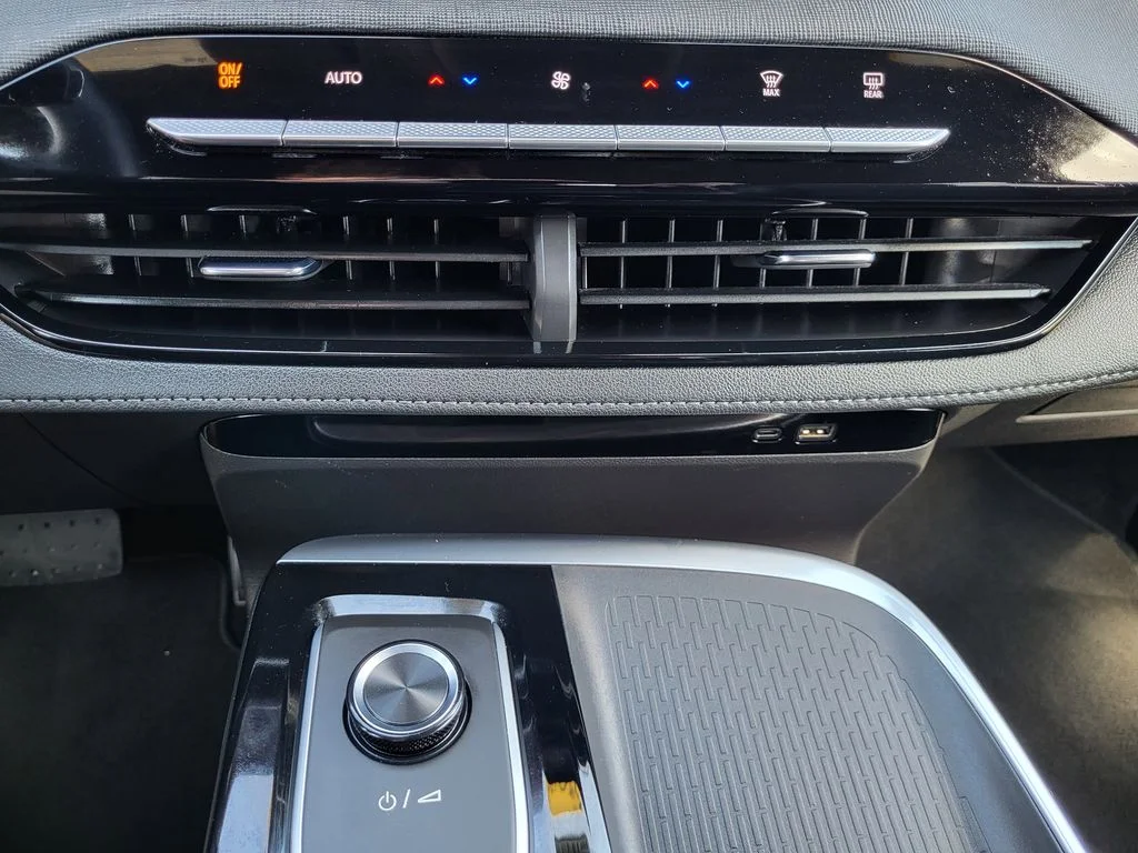 Used 2025 Summit White Buick Preferred image 15