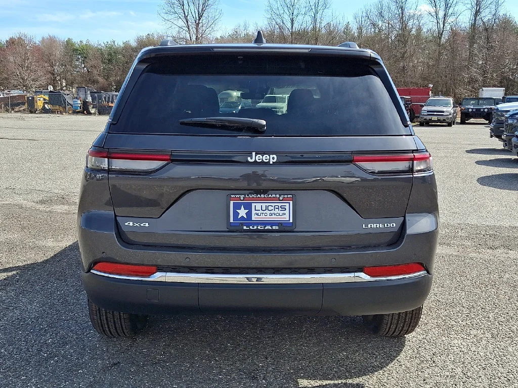 New 2026 Baltic Gray Metallic Clear-Coat Exterior Paint Jeep Laredo X image 7