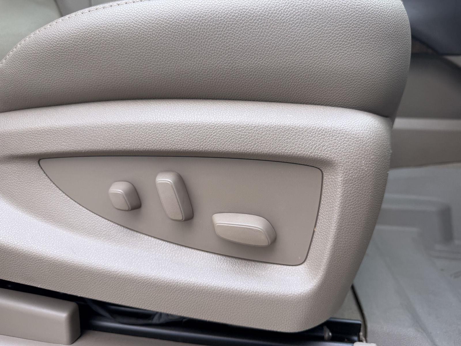 Used 2020 Iridescent Pearl Tricoat Chevrolet LT image 34