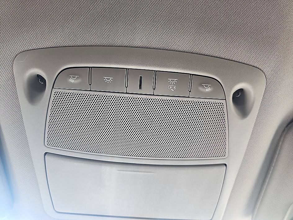 Used 2016 Arctic Blue Metallic Nissan SL image 28