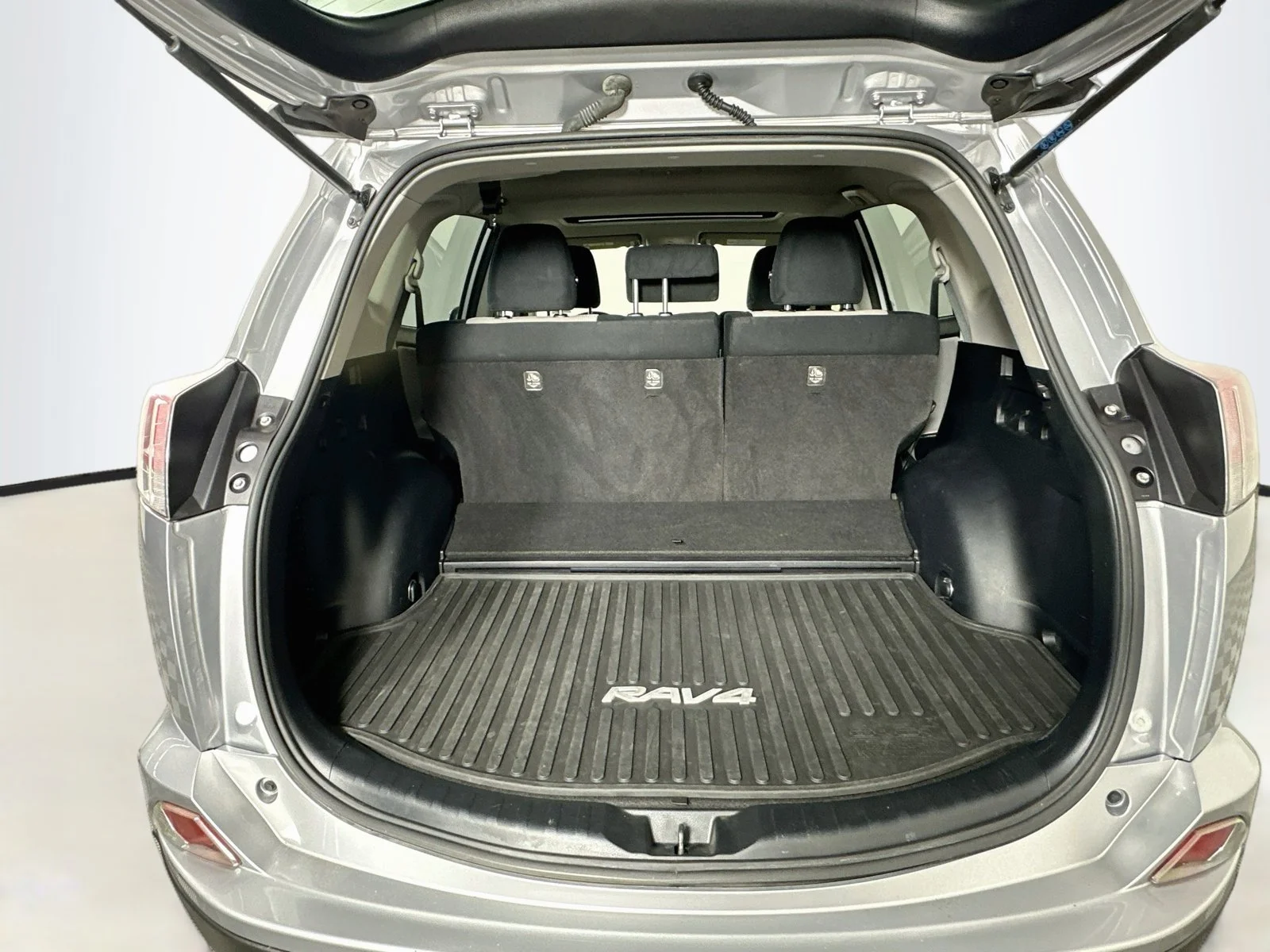 Used 2017 Silver Toyota XLE image 24