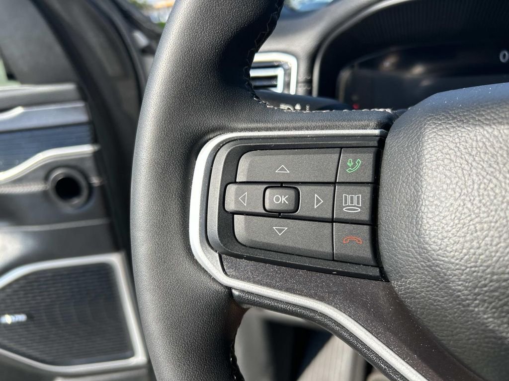 Used 2024 Silver Jeep Base image 32