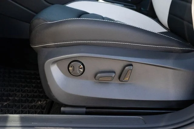 2025 Volkswagen Taos SEL - Photo 15