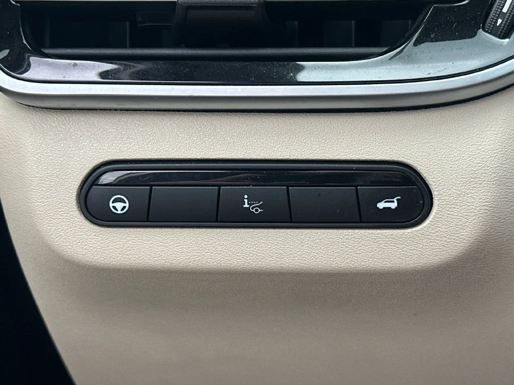 Used 2023 Silver INFINITI Sensory image 31