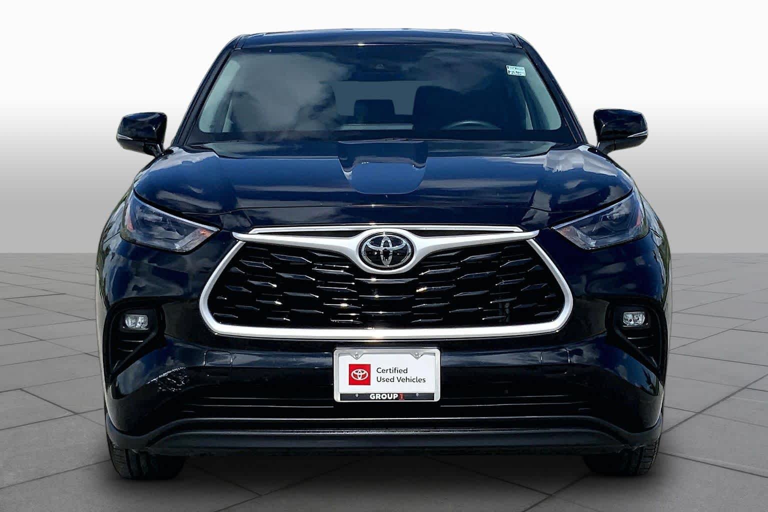 Used 2025 Midnight Black Metallic Toyota LE image 4