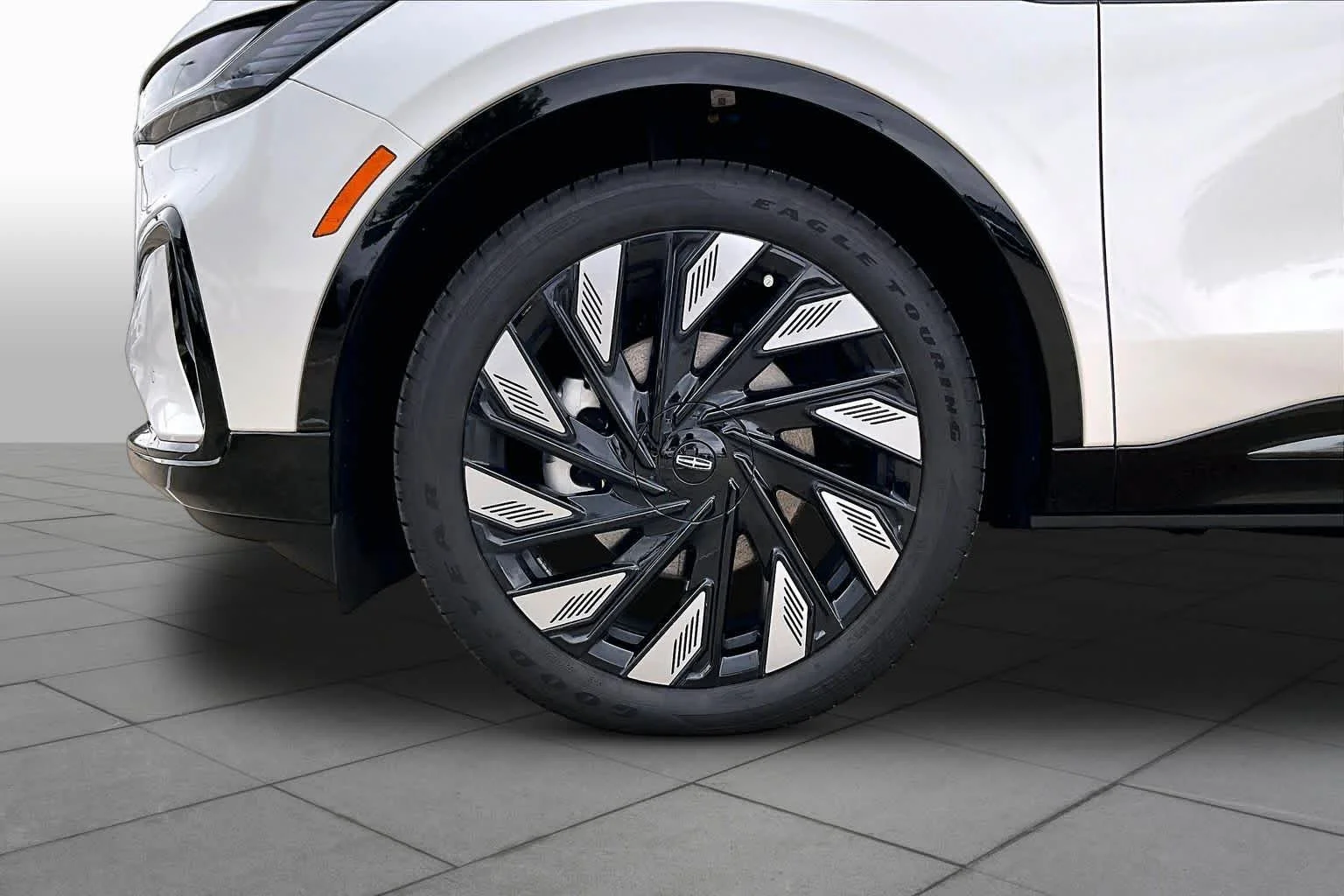 Used 2025 White Platinum Metallic Tri-Coat Lincoln Reserve image 9
