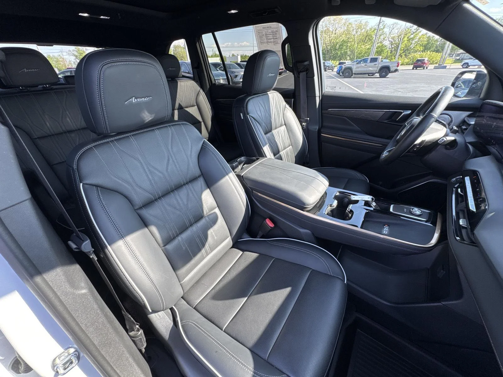 Used 2025 White Frost Tricoat Buick Avenir image 21