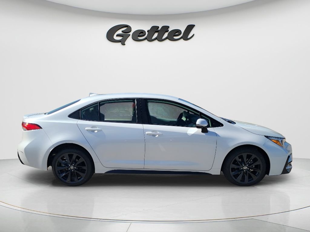 New 2026 Wind Chill Pearl <sup>1</sup> Toyota  SE image 4