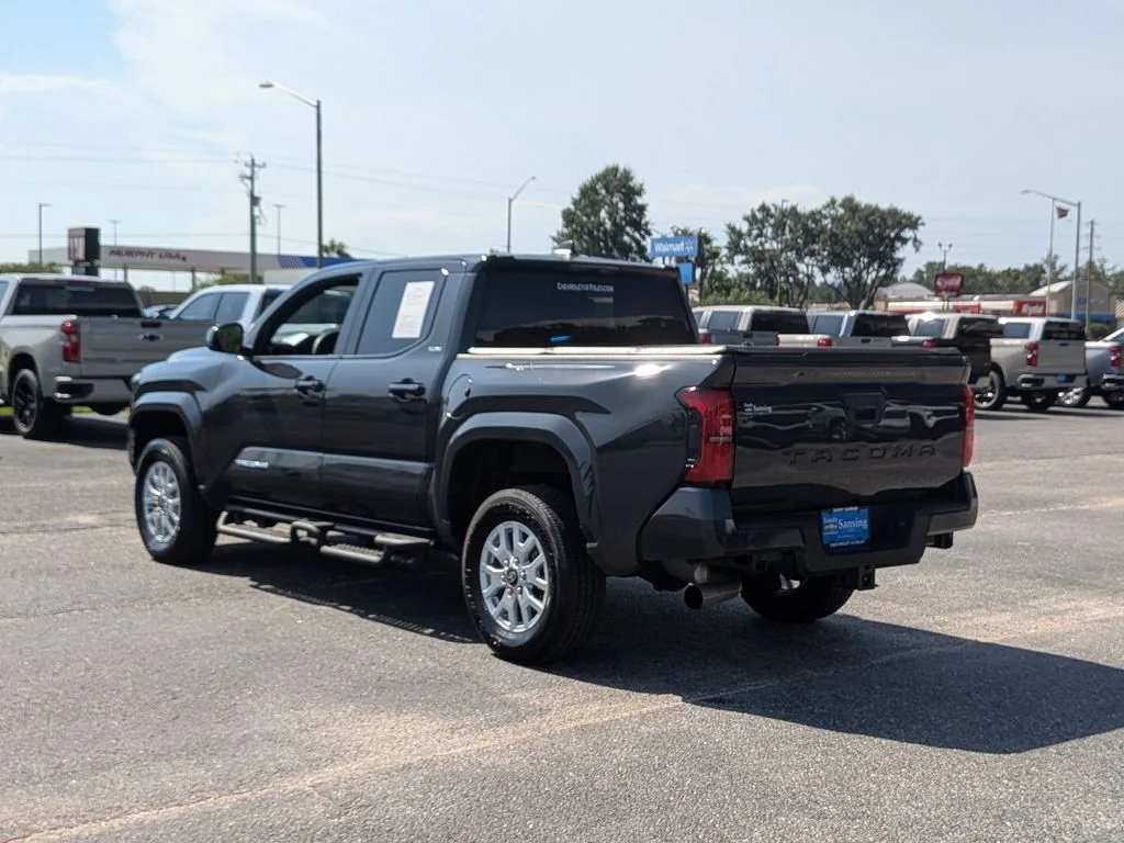 Used 2024  Toyota SR5 image 3