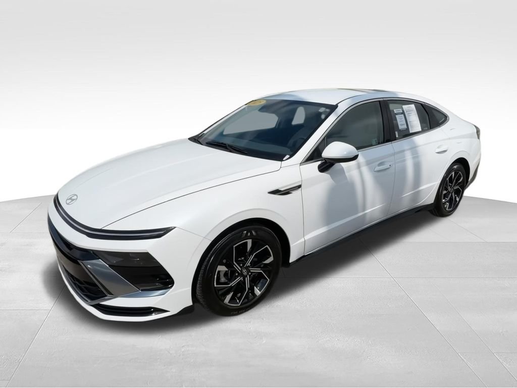 Used 2025 White Hyundai SEL image 4