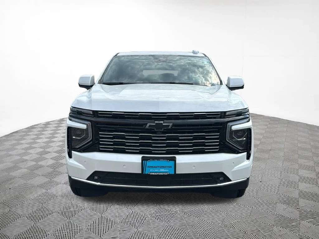 Used 2025 Iridescent Pearl Tricoat Chevrolet High Country image 3