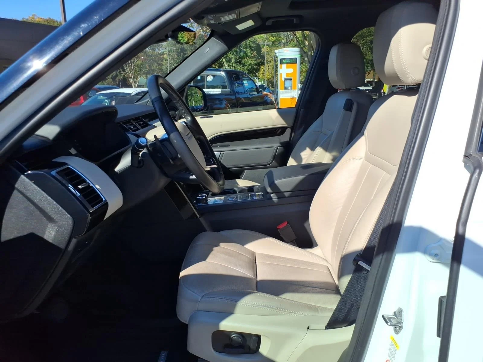 Used 2020 Fuji White Land Rover SE image 12