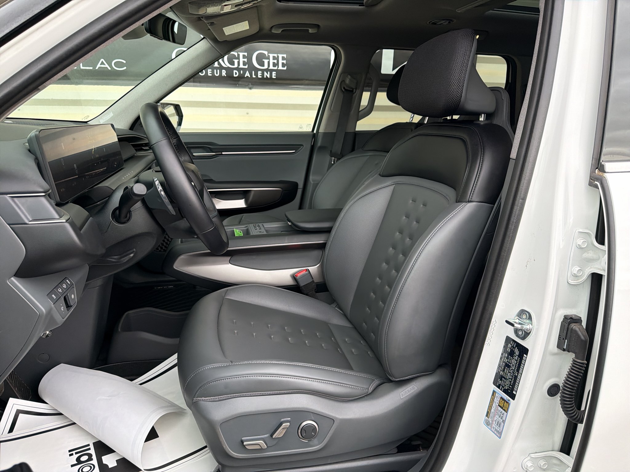 Certified Used 2024 Snow White Pearl Kia Wind image 11