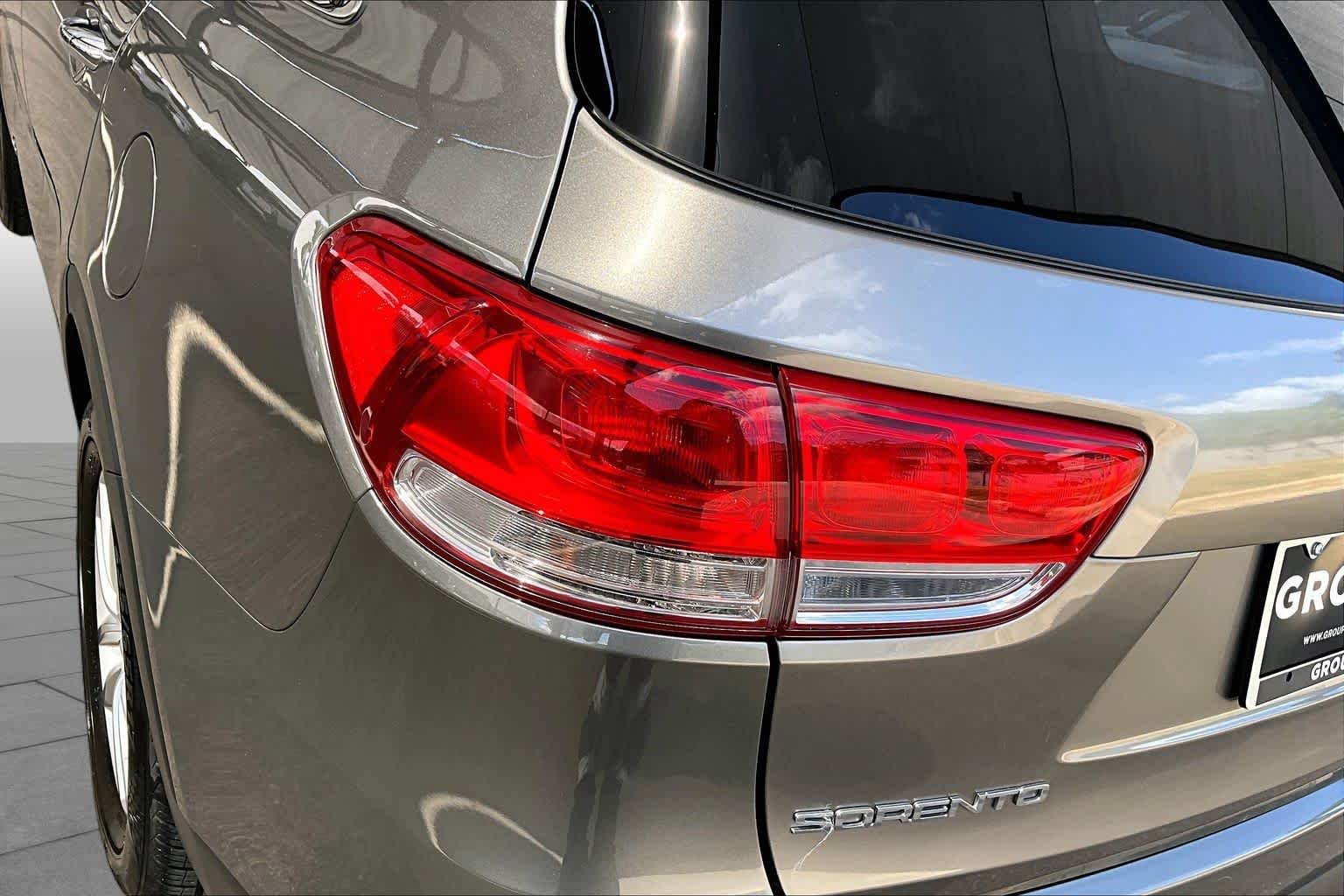 Used 2016 Titanium Silver Kia LX image 28
