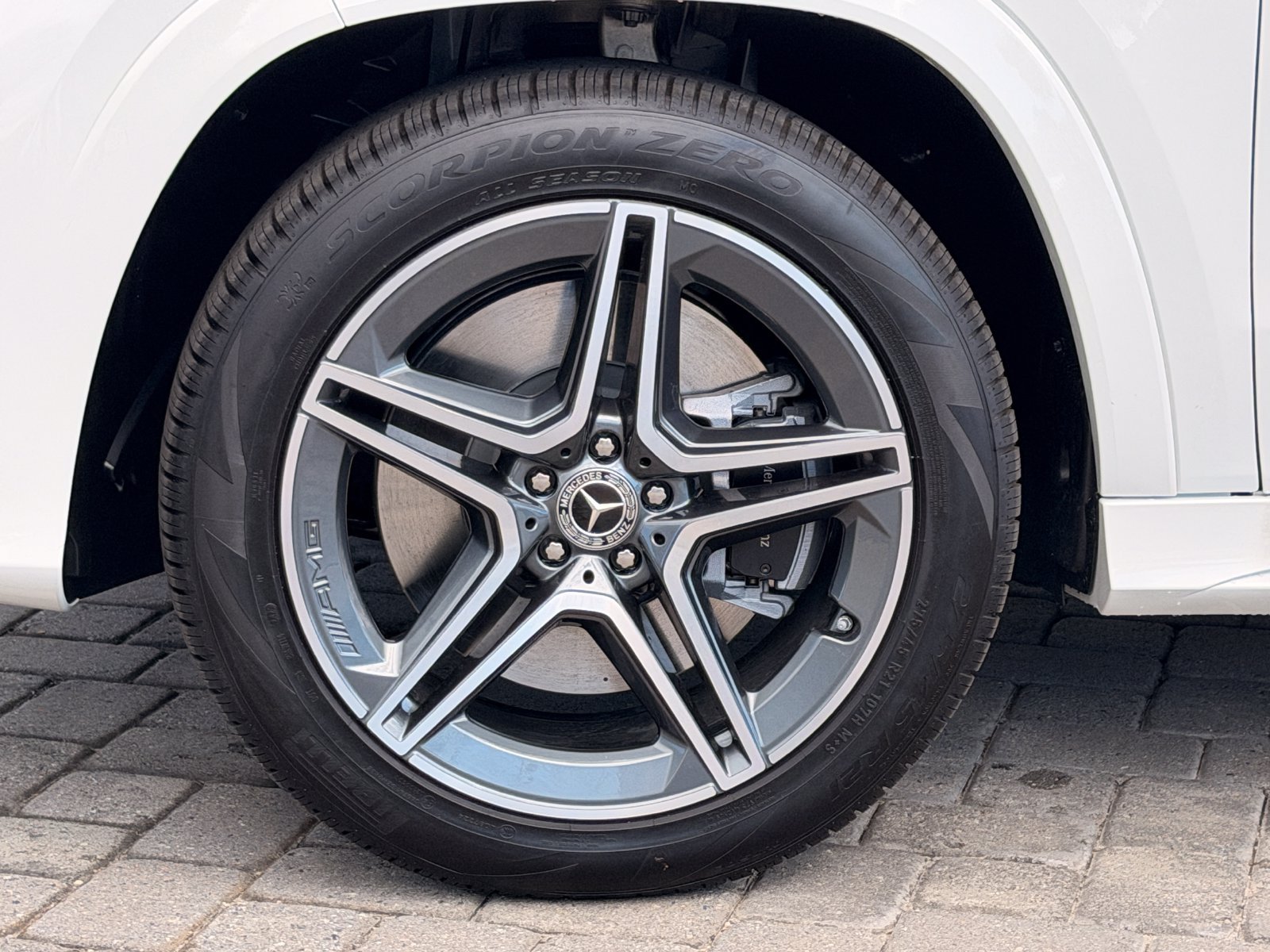 New 2027 White Mercedes-Benz GLS 450 image 12