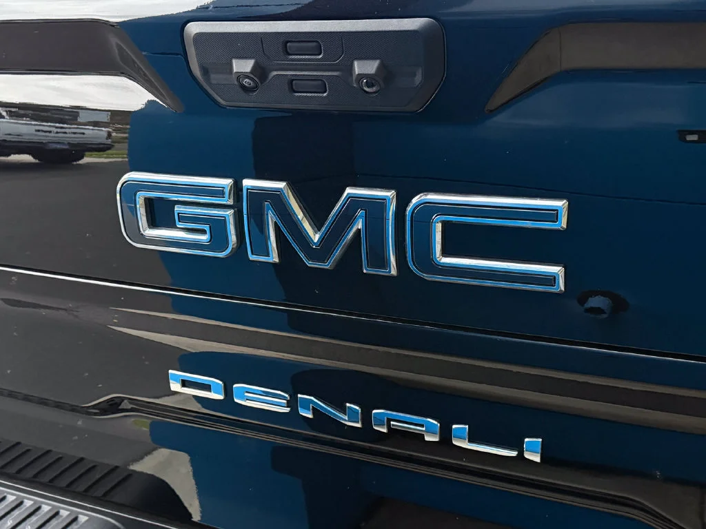 Used 2025 Onyx Black GMC Denali Ultimate image 17