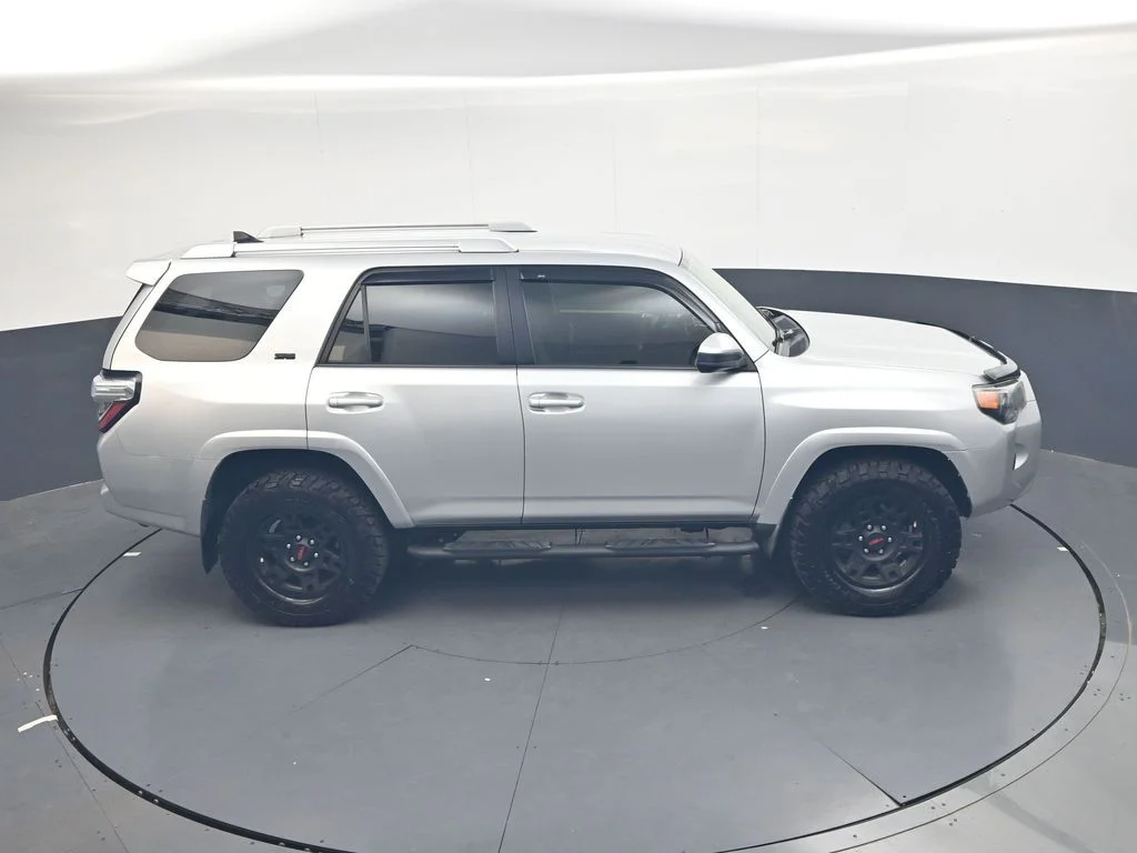 Used 2017 Classic Silver Metallic Toyota SR5 image 24