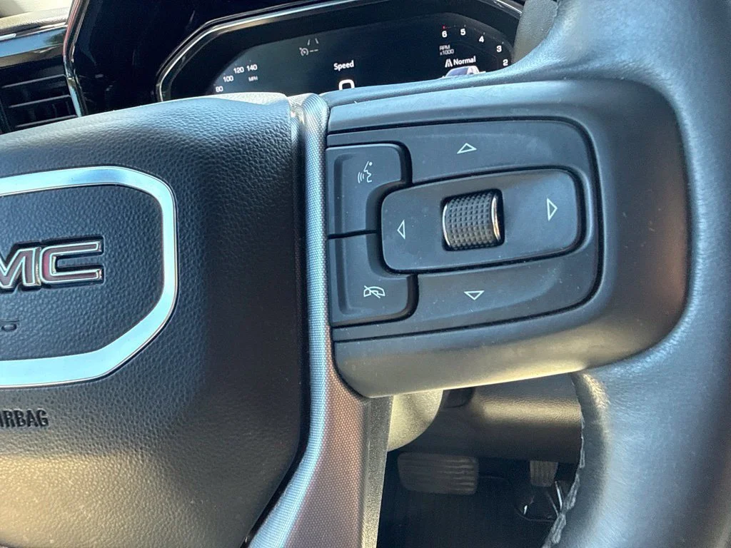 Used 2025 Onyx Black GMC Elevation image 20