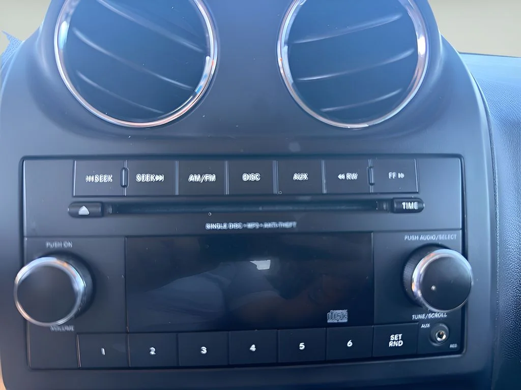 Used 2015 Granite Crystal Metallic Clearcoat Jeep Latitude image 27