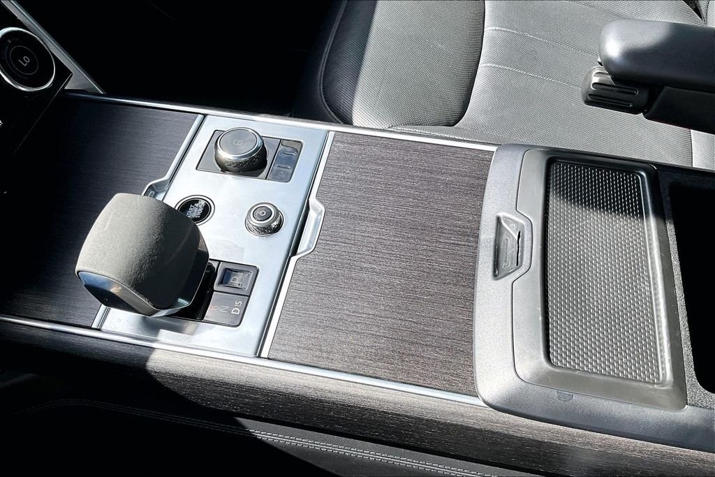 Used 2023 White Land Rover SE image 22