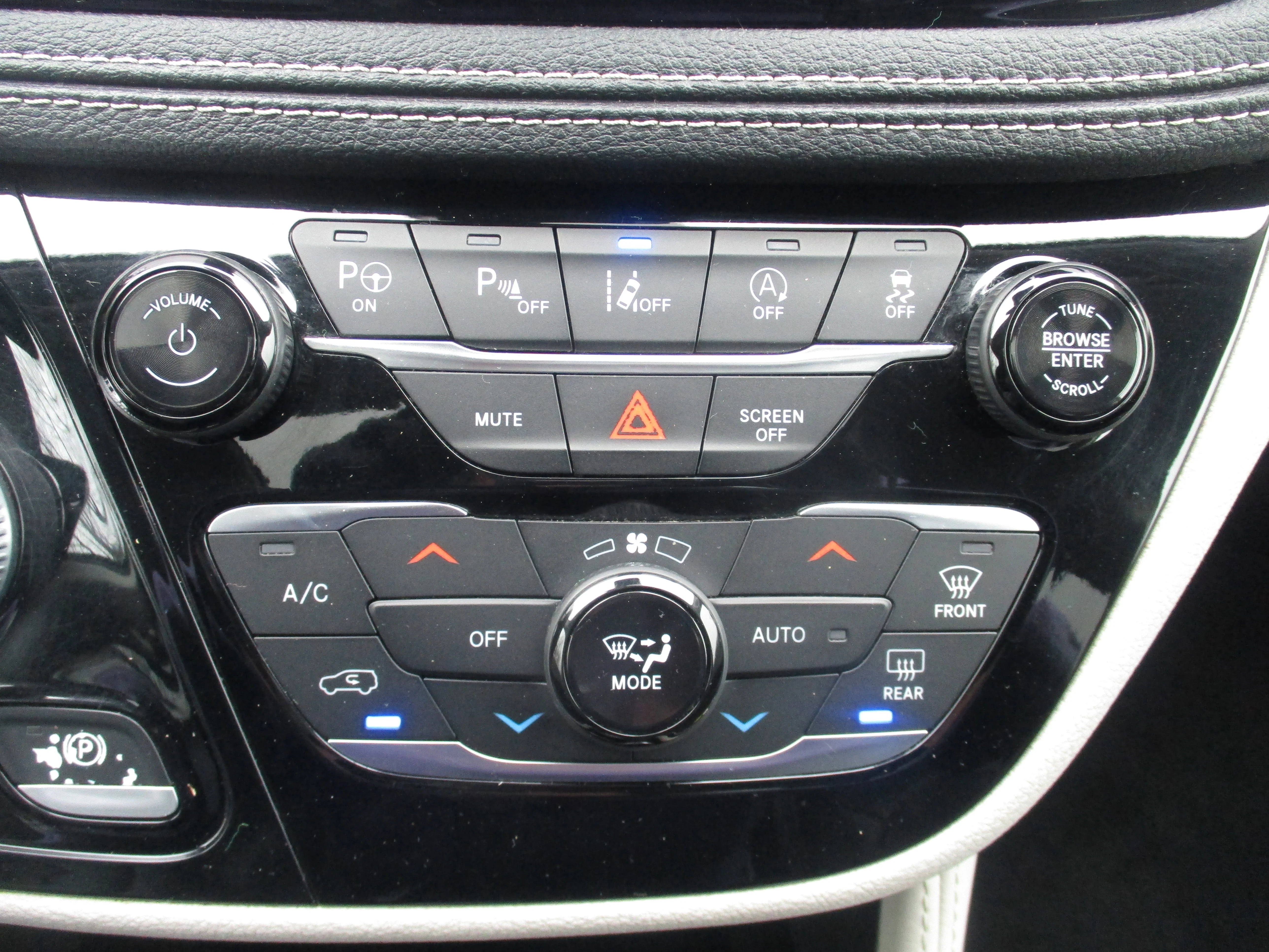 Used 2022 Brilliant Black Crystal Pearlcoat Chrysler Limited image 43