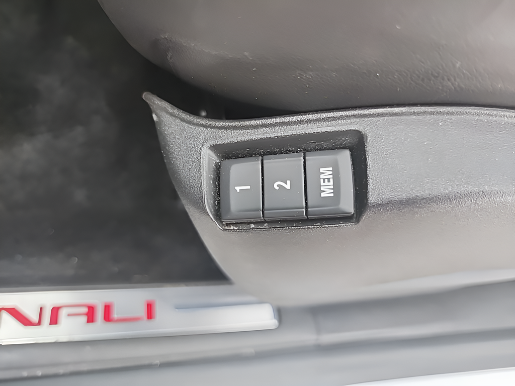 Used 2016 White GMC Denali image 15